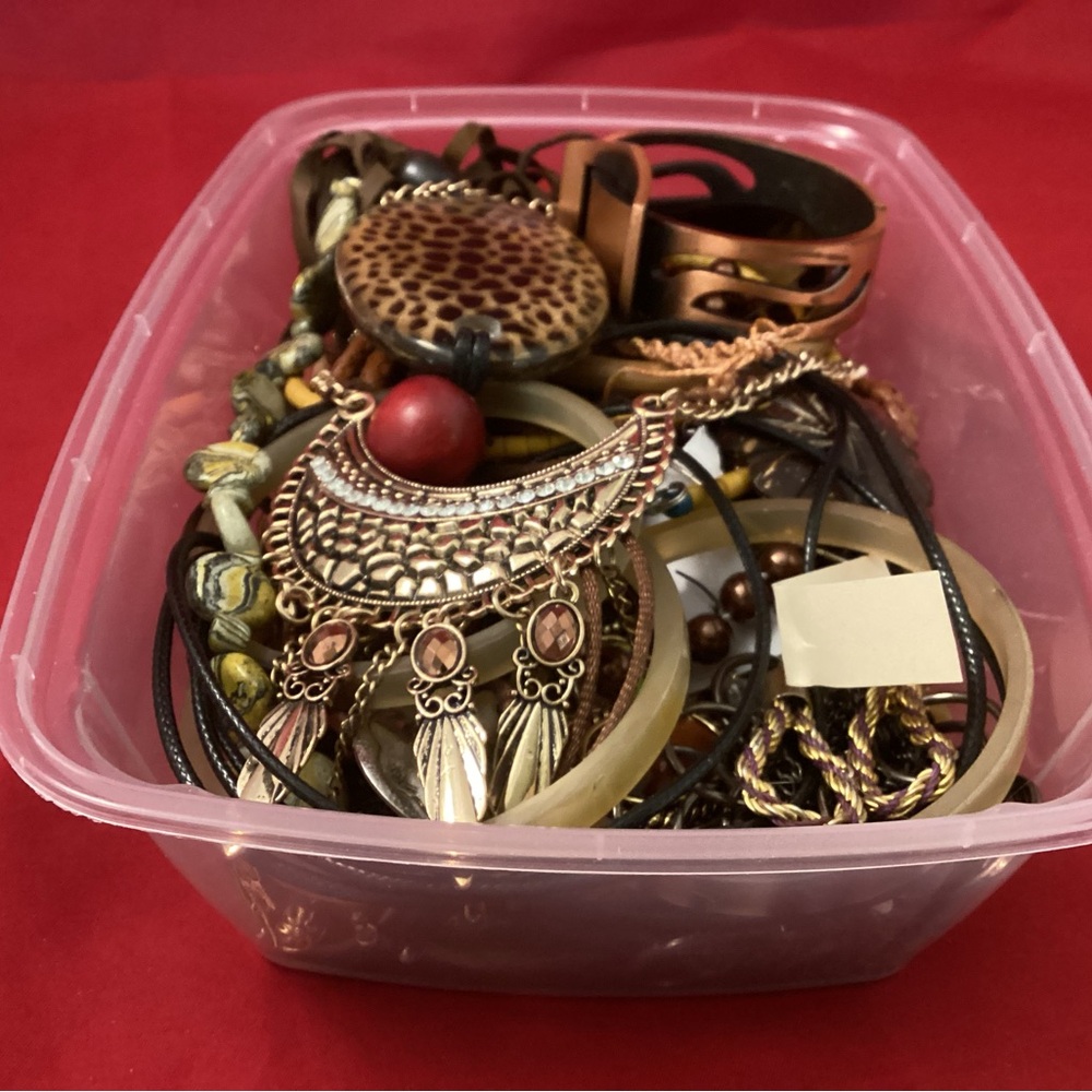 Brown and tan costume jewelry lot - Picture 3 of 6